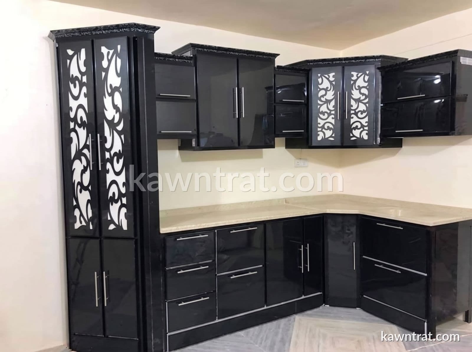 مطبخ أسود بشكل حرف L