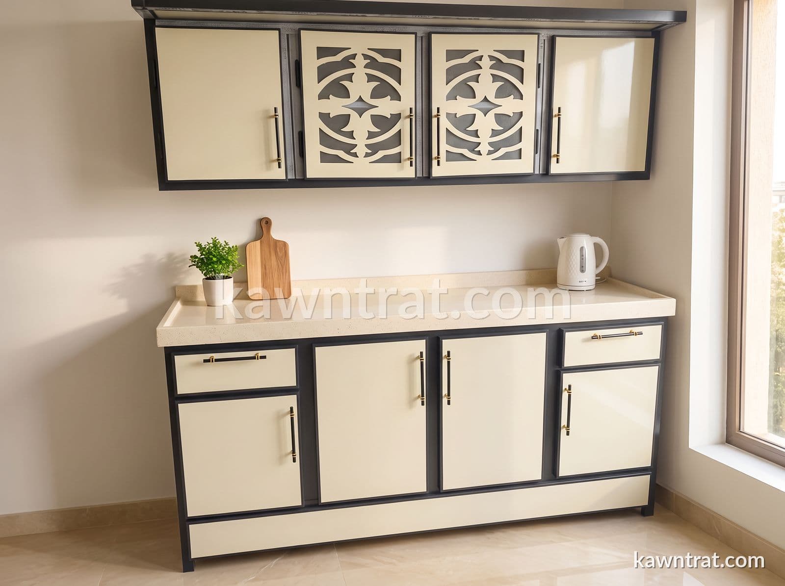 مطبخ كريمي بإطار أسود