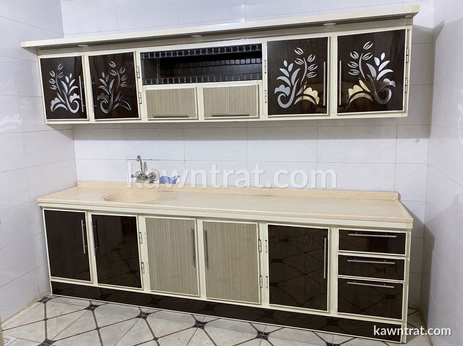 مطبخ كريمي بلمسات بنية